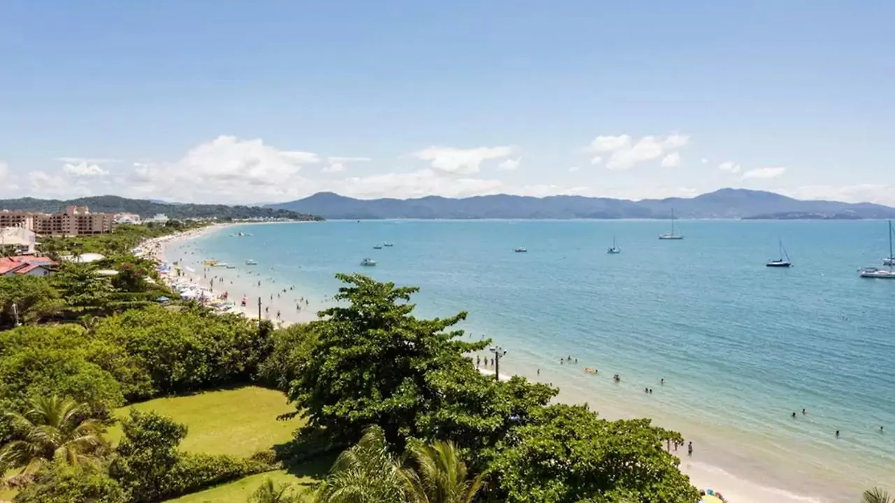 Mergulho No Mar De Jurere Com Vista Frontal Florianopolis Brazil