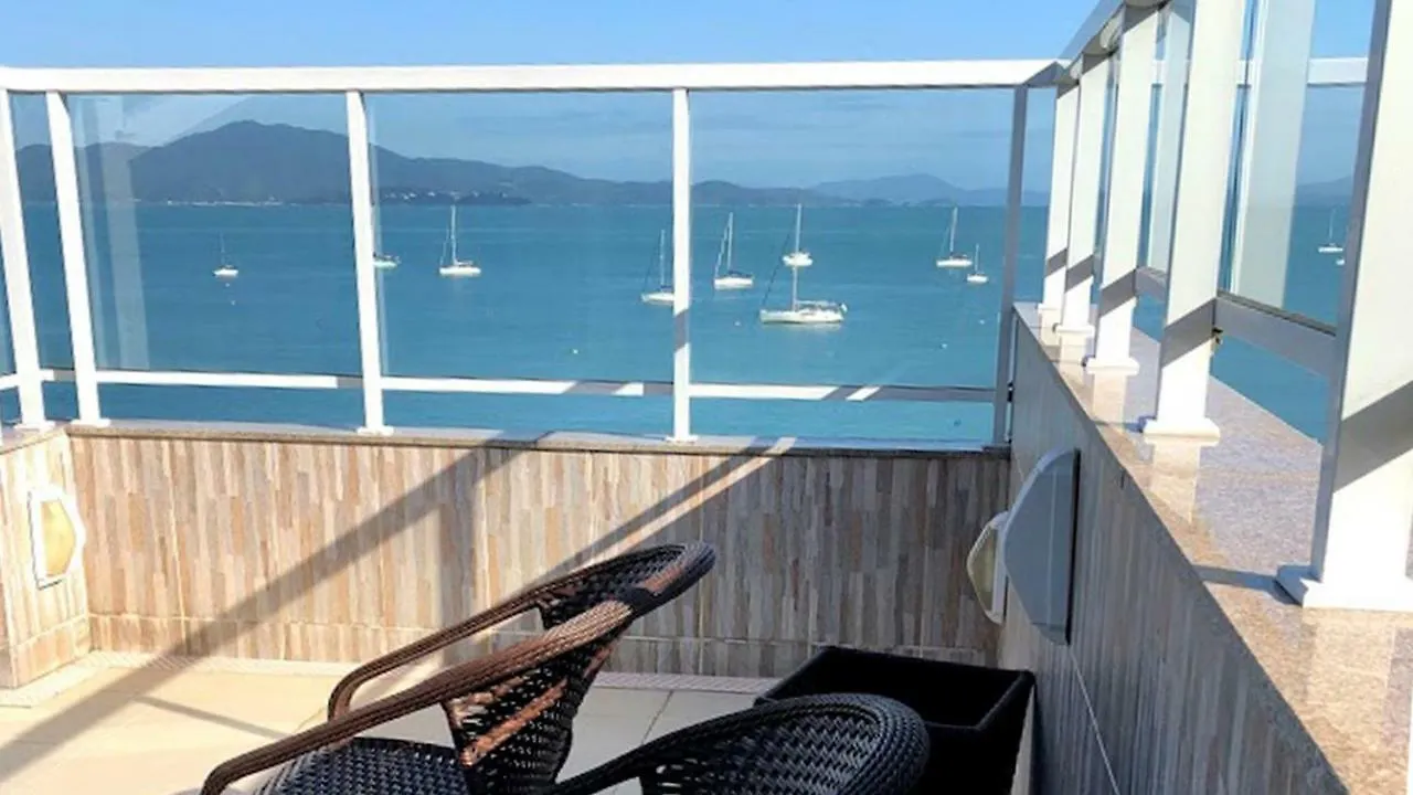 Mergulho No Mar De Jurere Com Vista Frontal Florianopolis